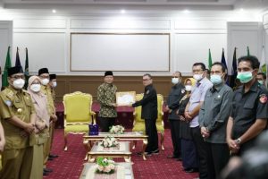 Gubernur Rohidin Terima Piagam Apresiasi dari Bawaslu Provinsi Bengkulu