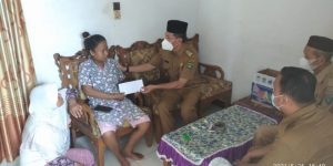 Sakit Gagal Ginjal, Warga Dusun Besar Dibesuk Lurah dan Camat Singaran Pati