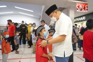 Gubernur Rohidin Bagi Voucher Belanja Baju Lebaran untuk Anak Yatim