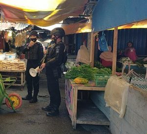 Laksanakan Patroli di Pasar Panorama, Personil Satbrimobda Bengkulu Imbau Pedagang Taat Prokes
