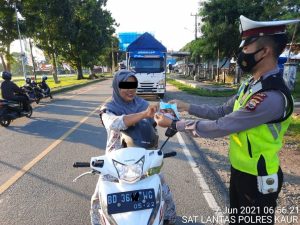 Himbau Prokes, Polres Kaur Tempel Stiker dan Bagikan Masker