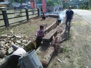 Kompak, Polsek Tanjung Kemuning Gotong Royong Jaga kebersihan