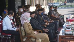 Kapolres Sematkan Bet Relawan Covid -19, Bupati : Terima Kasih