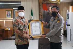 Gubernur Terima Pin Emas dan Penghargaan dari Kapolri