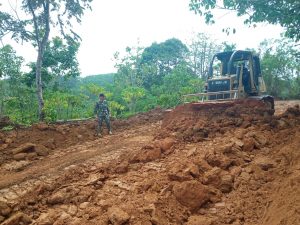 Percepat Pembukaan badan Jalan, Satgas TMMD 112 Kodim 0408/BS-KAUR Kembali Turunkan Bulldozer