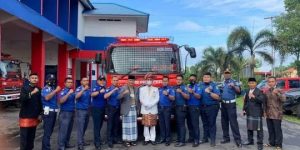 Alasan Cinta, Personel Damkar Ini Lebih Milih Mobil Bomba Dari Pada Mobnas Mewah di Hari Bahagianya