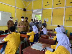 Tinjau PTMT, Gubernur Rohidin Ingatkan Guru untuk Terus Berikan Motivasi