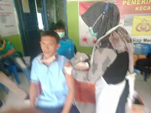 Tim Dinas Kesehatan Giat Vaksinasi Masyarakat di Desa Tanjung Dalam