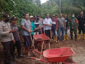 Longsor Tutupi Jalan Ulu Tetap