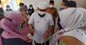 Asik !! Helmi – Dedy Bagi-Bagi Kupon Isi Ulang Gas Melon Gratis Untuk Warga