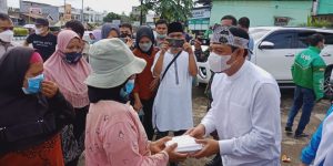 Jumat Berkah, Wawali Pimpin Warga Kelurahan Jembatan Kecil Turun ke Jalan Untuk Berbagi Makanan