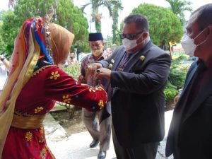 Wabup BS Hadiri Wisuda Akademi Kebidanan