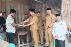 Wabup Heri Serahkan Bantuan Kepada Korban Bencana Alam