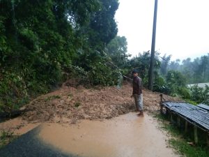 Longsor Terjadi di Jalan Lintas Ulu Tetap Kades Kepahyang Perlihatkannya