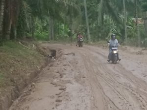 Warga Ulu tetap Berhati-hati Sat melintasi Jalan Berlumpur