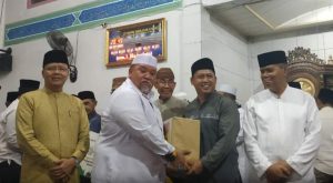 Wabup Rifa’i Serahkan Satu Paket Al-Quran