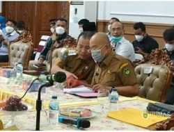 Bupati Gusnan Mulyadi Ikuti Rapat Penetapan Harga TBS