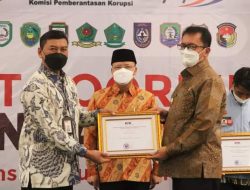 Bupati Lismidianto Terima Pengghargaan Dari KPK