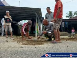 Bupati Gusnan Mulyadi Gotong Royong Perbaikan Jalan Dengan Warga
