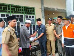 Wabup Heri Salurkan Bantuan Kepada Korban Kebakaran