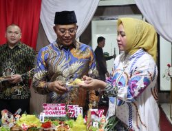 Syukuran HUT RI, Bupati Gusnan Potong Tumpeng