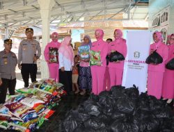 Penyaluran Bantuan Ketua Umum Bhayangkari Kepada Masyarakat Yang Terdampar Banjir Melalui Kapolres Mukomuko Berserta Ketua Bhayangkari Cabang Mukomuko