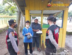 Sat Samapta Polres Mukomuko Bagikan Sembako Kepada Warga Dampak Dari Kenaikan Harga BBM