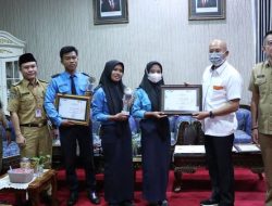 Bupati Gusnan Berikan Penghargaan Pemenang Lomba Inovasi Karya Kreatif Tingkat SMA