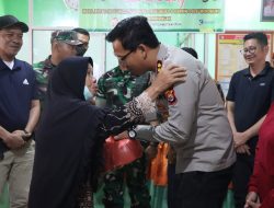 Kapolres Mukomuko Bagikan Bansos Kepada Lansia