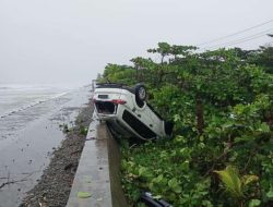Gara-gara Tergelincir Batu Kerikil, Mobil Pajero Nyemplung ke Semak