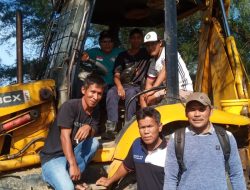 Ciptakan Kebersamaan, Warga Desa Pasar Bantal Gotong Royong Bersihkan Pantai Markisa