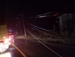 Usai Tiang Listrik Roboh, Polres Mukomuko : Jalan Lintas Bengkulu-Padang Sudah Bisa Dilewati