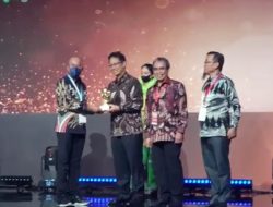 Bupati Gusnan Terima Penghargaan UHC