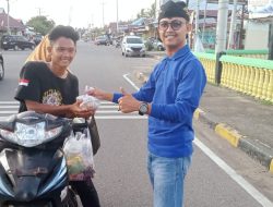 Berkah Ramadhan, Shabat Noples Bagi-Bagi Takjil ke Pengguna Jalan