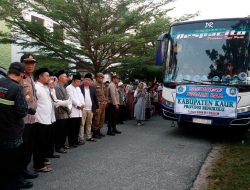 Penuh Tangis Haru, Calon Jamaah Haji Asal Kaur Dilepas