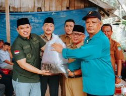 Bupati Seluma Menyerahkan Bantuan 6.000 Bibit Ikan
