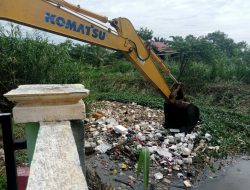 Respon Cepat Keluhan Warga, Pemkot Keruk Sampah di Sungai
