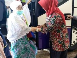 Jajaran Pemkot Bopong Calon Jemaah Haji Lansia Saat Turun Dari Bus