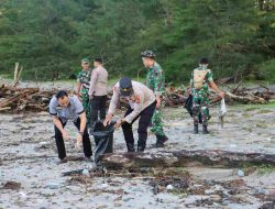 Polres Mukomuko Lakukan Bersih-bersih Pantai