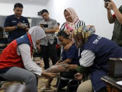 Penyandang Disabilitas Fisik Lakukan Pengukuran Alat Bantu Kaki dan Tangan Palsu