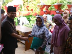 Bagikan Alsintan, Plt Bupati Berharap Hasil Panen Petani Kaur 3 Kali Dalam Setahun