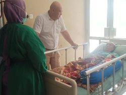 Anggota DPRD Provinsi Bengkulu Kunjungi Pasien Rumah Sakit M. Yunus Asal Kaur
