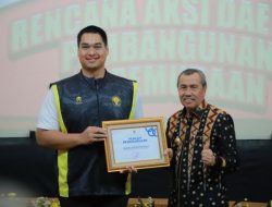 Gubernur Riau Syamsuar Raih Anugerah RAD dari Menpora