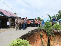 Jalan Hampir Putus Akibat Longsor, Bupati Kaur Tinjau Langsung