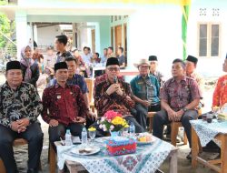Tingkatkan Hasil Produksi Pertanian Warga, Bupati Lismidianto Bagikan Kawat Beronjong