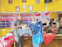 Zulasmi Octarina Serahkan Bantuan Baju Futsal dan Bola