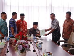 Bupati Lismidianto Menerima Sertifikat Hak Pakai Aset Pemda dari BPN Kaur