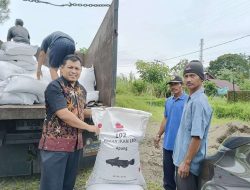 Sujono Bagikan Ribuan Kilogram Pakan Ternak Kepada Kelompok Tani Arga Makmur