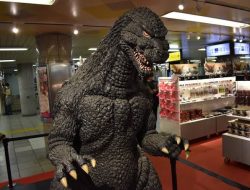 Wow! Ada Godzilla di Ikebukuro Jepang Sosialisasi Keselamatan Lalu Lintas