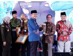 Gubernur Bengkulu Memberi Penghargaan Perencanaan terbaik 2024 kepada Bupati Mukomuko H. Sapuan